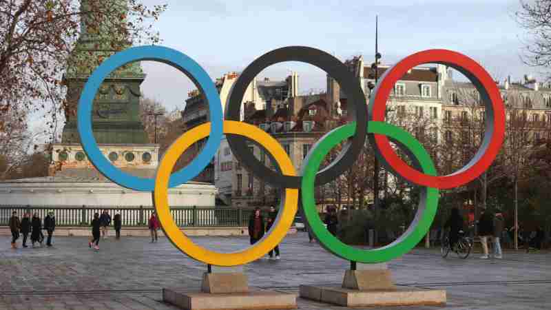 Iconic Olympic rings with city backdrop in Paris, capturing sports spirit., tags: winnende om te - pexel
